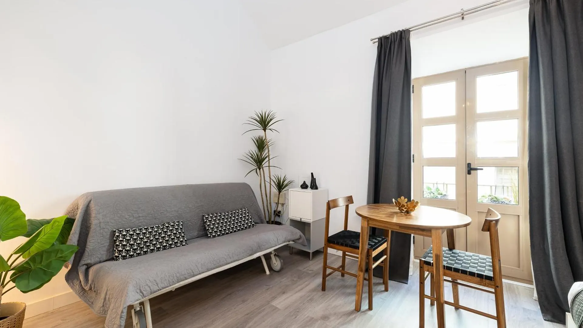 H2M Hiniestrosa Studio French Balcony Aacc Wifi Malaga Apartment