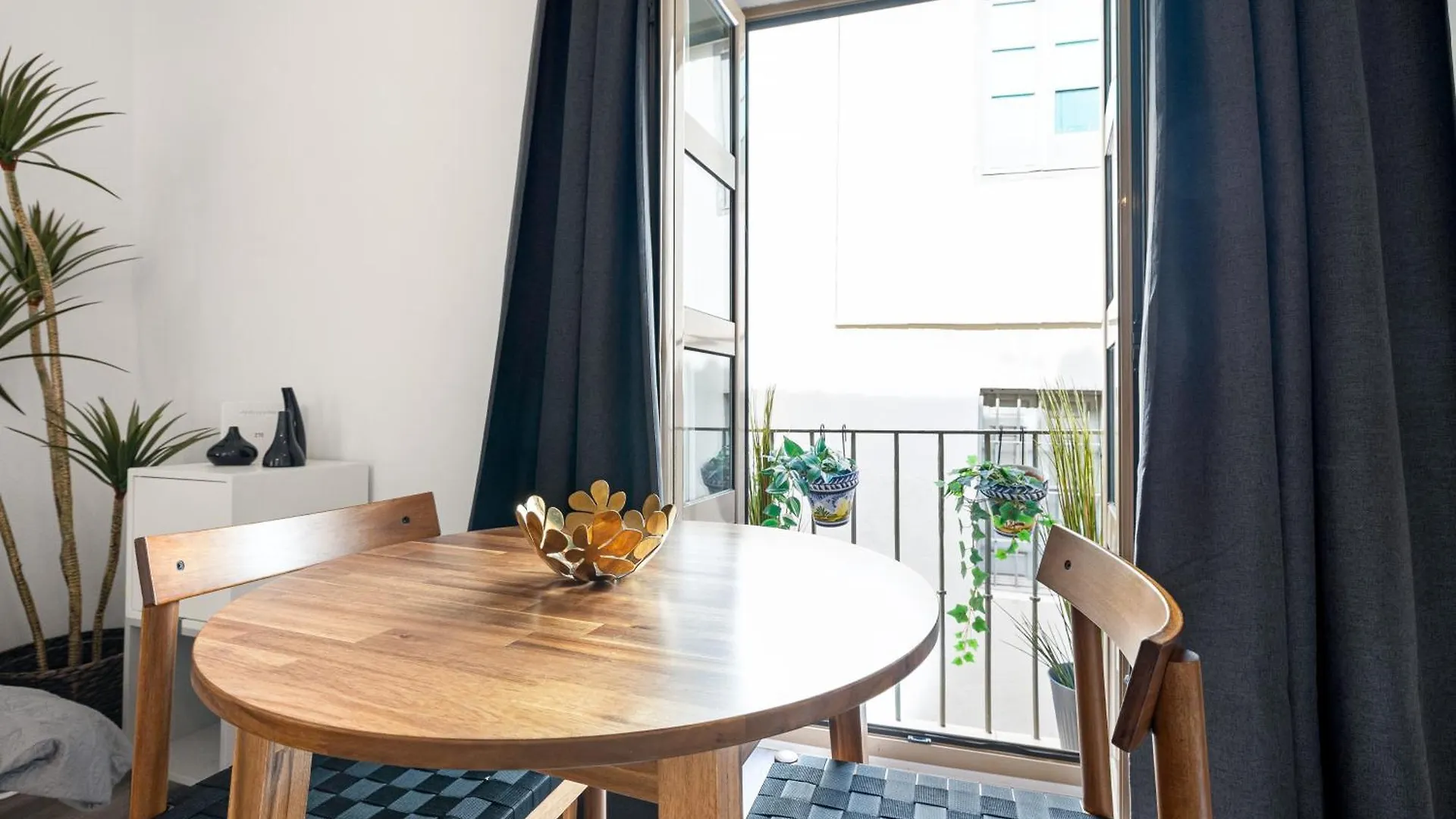 Apartment H2M Hiniestrosa Studio French Balcony Aacc Wifi Malaga Spain